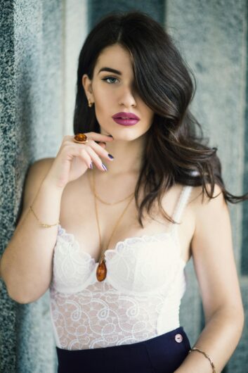 Call Us +919958560360 ꧁Call Girls In Patparganj Best Escorts Service